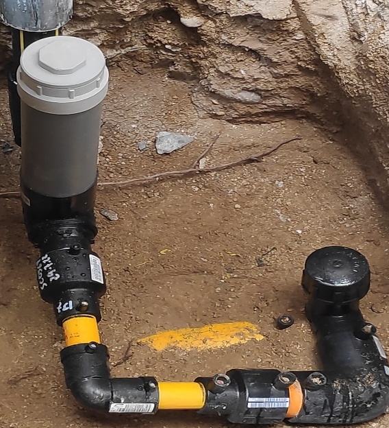 Tuberías y acometida de gas natural con válvulas y conexiones instaladas en el suelo para red de distribución